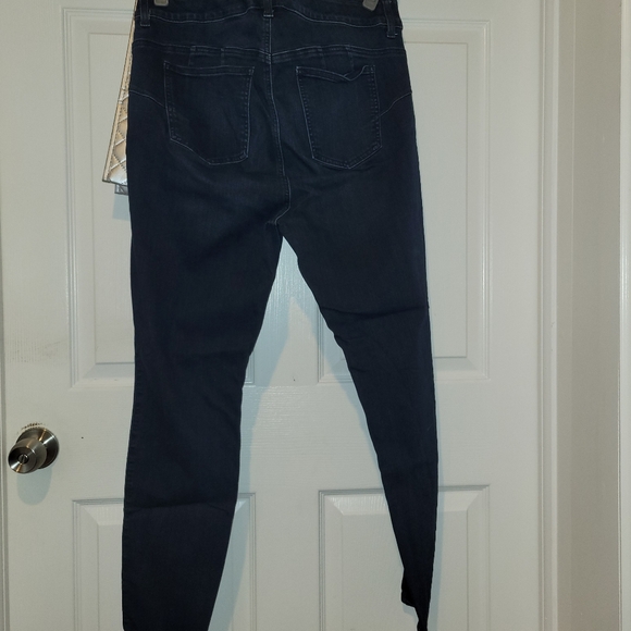 EUC Torrid Bombshell skinny Jeans 18R - Picture 5 of 5